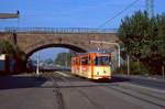 Mainz Tw 224 unterquert die Kaiserbrcke kurz vor Erreichen der Endstelle im Hafen, 16.10.1989.