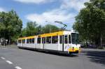 Straßenbahn Mainz: Duewag / AEG M8C der MVG Mainz - Wagen 272, aufgenommen im Mai 2015 an der Haltestelle  Goethestraße  in Mainz.