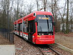 MVG Stadler Variobahn Wagen 221 mit Möbel Martin Vollwerbung am 17.12.16 in Mainz Lerchenberg von einen Gehweg aus fotografiert an einen Bahnübergang