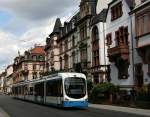 In Heidelberg fhrt eine RNV8 durch die Strassen der Weststadt mit vielen im Jugenstil bebauten Wohnhusern.
