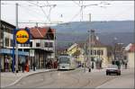 Neubaustrecke durch Heidelberg-Kirchheim - Eine Straßenbahn erreicht gerade die Haltestelle Kirchheim Rathaus in Richtung Endhaltestelle. Die zweigleisige Trasse schwenkt hier auf die Straßenfahrbahnen des Heuauer Weges. 

28.02.2009 (M)