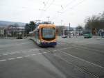 Ein neuer Stadtbahn Typ berquert die Strae am Heidelberger Hbf.