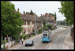 Triebwagen 80 unterquert in wenigen Augenblicken die beiden Brcken der stillgelegten Eisenbahnbrcken Heidelberg Gterbahnhof-Kirchheim Bf. 17. Juli 2010; Rudolf-Diesel-Strae.