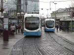 Zwei blaue RNV Straenbahnen in Heidelberg am Bismarckplatz am 27.11.10