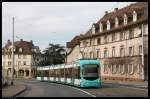 Wagen 5701 in der Weinheimer Ortsdurchfahrt.