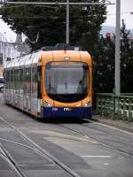 Eine RNV Variobahn (RNV8) in Heidelberg in der Wende Anlage am 31.07.11 Gerade baut sich die Matrix Anzeige auf   