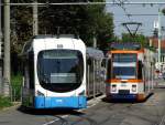 RNV Variobahn trifft MGT6D Wagen 3269 am 25.07.14 in Heidelberg in der Wendeanlage Bismarckplatz 