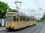 Auf seiner Fahr nach Weinheim trifft der Rastatter Museumszug der OEG, bestehend aus dem Tw 77, Bw 193 und Tw 71, am 29.04.2014 am Heidelberger Hauptbahnhof ein