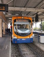 rnv-Tramwagen 4146 als Linie 5 (Seckenheim OEG-Bahnhof - Seckenheim Pforzheimer Straße), am 24.3.2016 beim Halt im Bahnhof Käfertal.