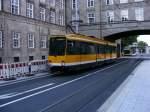 Ein DUEWAG-Stadtbahnwagen M6 der Mlheimer Verkehrsgesellschaft zwischen den Haltestellen  Rathausmarkt  und  Stadtmitte  in Mlheim/Ruhr als Zug der Linie 104 zum Flughafen am 4.