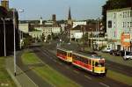 Tw 220 mit einem Bw der Serie 181 - 185 auf dem Weg zum Betriebshof (27. Juni 1993). Von der Fugngerbrcke, die zur Landesgartenschau 1992 ber die Strae Am Schloss Broich gebaut wurde (an Stelle der berfhrung der stillgelegten Bahnstrecke Mlheim - Kettwig) bietet sich ein schner Blick vorbei am Schloss Broich und der Stadthalle auf das Zentrum von Mlheim jenseits der Ruhr.