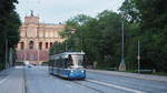 Auf der Linie 31 unterwegs ist Wagen 2105 vom Typ R2.2, hier auf der Maximiliansbrücke mit dem Maximileaneum im Hintergrund.