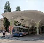 Ungewöhnliche Haltestelle -    Am 12.12.2009 ging in München eine Straßenbahnneubaustrecke in Betrieb.