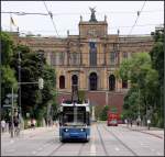 Vor der Kulisse des Maximilianeums - 

Eine Straßenbahn der Linie 19 auf dem Weg in Richtung Innenstadt. 

17.06.2012 (M)