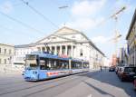 Am 27.07.2014 ist R2.2 Nr. 2139 auf der Münchner Linie 19 unterwegs und passiert gerade das Nationaltheater.