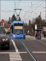 Hinter der Kuppe -    Die Straßenbahn wird gleich die Kuppe, die sich auf der Brücke über den Nymphenburger Kanal in München bildet.