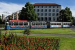 Hier noch das Münchner Wahrzeichen mit ins Bild gebastelt. Die Frauentürme und Tram am 17.06.2016 am Münchner Karolinenplatz.