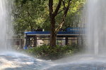 Kleines Experiment am Sendlinger Tor: Durch den Brunnen fotografiert erkennt man eine Straßenbahn der Linie 17 ((Amalienburgstraße -) Sendlinger Tor - Schwanseestraße), die zur Abfahrt bereit steht.
München, Sendlinger Tor, 11. August 2016