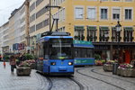 Eine Tram der Linie 38 (Effnerplatz - Hochschule München), die praktischer Weise genau für diese Hochschule Werbung macht, zu der sie fährt, quietsch durch die enge Münchner