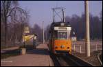 Tram 42 wartet an der Endhaltestelle der Linie 2 in Nordhausen am 17.3.1990 auf Fahrgäste.