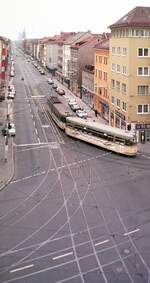 Straßenbahn Nürnberg__Straßenbahn-Kreuzung Allersberger, Schweigger- und Wölckernstraße in der Südstadt. Linie 8 biegt in die Wölckernstr. ein. Im Hintergrund schwach zu erkennen : Turm der Christuskirche und der Gaskessel in Sandreuth.__1988/89