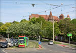 An der Nürnberger Burg -     Eine  CityBahn -Tram kommt den Neutorgraben in Richtung Hallertor herunter.