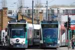 POTSDAM, 17.04.2010, Tramlinie 96 nach Bornstedter Feld/Viereckremise und in Gegenrichtung nach Kirchsteigfeld/Marie-Juchacz-Straße in der Straßenbahnhaltestelle Hauptbahnhof 

