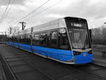 Bei dem ollen Wetter benötigt man ohnehin nicht mehr als eine Farbe: Wagen 612 der Rostocker Straßenbahn mit Linie 5 zum Südblick an der Stadthalle, 17.01.2018.