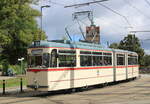 Gelenktriebwagen des Typs G4 aus dem Baujahr 1961 als Sonderfahrt von Rostock Südblick nach Rostock Neuer Friedhof am 18.09.2022 in der Rostocker Innenstadt.