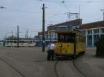 Von der Strae aus kann man ohne Probleme Fotos vom Straenbahndepot Hamburger Strae in Rostock machen,ohne das Gelnde zubetreten.So stande dort,am 09.Mai 2013,der historische Tw26 der fr eine