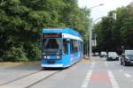 Rostock RSAG SL 6 (6NGTWDE 676) Rennbahnallee / Tannenweg am 19. Juli 2013.