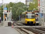 Stuttgart, eine DT8.S 4127/4128 als U11 Richtung NeckarPark hier an der Haltestelle Metzstraße (SWR)