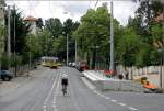 . Stadtbahnausbau U15 - 
Blick auf den stadtauswärtigen Hochbahnsteig der Haltestelle  Bubenbad . Dieser wurde auf den Gehweg  gestellt  und passt mit einer Länge von 32,40 Metern gerade zwischen eine Straßeneinmündung und eine Garagenzufahrt. Der Bahnstieg in Innenstadtrichtung befindet sich weiter unten, nach der Einmündung in die Gerokstraße. 

11.07.2007 (M)