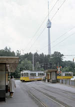 Stuttgart SSB SL 5 (GT4-31.4 634 (Maschinenfabrik Esslingen 1963)) Ruhbank im Juli 1979. - Die Stuttgarter GT4 gehören wohl zu den elegantesten und formschönsten Straßenbahnfahrzeugen, die es je gab. - Im Hintergrund befindet sich der Fernsehturm. - Scan eines Diapositivs. Film: Kodak Ektachrome. Kamera: Leica CL.