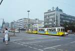 Straßenbahnzug der Stuttgarter Linie 14 zur Schreiberstraße zwischen der Station Hohe Straße und der Calwer Passage ( sie befindet sich weiter rechts, die Straßenbahn fährt gleich daran vorbei).  1983 wurde schon an der Stadtbahnlinie 14 gebaut, welche zukünftig genau unter den Gleisen dieser Straßenbahn verlaufen sollte.  