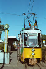 Der Zug der Stuttgarter Straßenbahnlinie 14 nach Vaihingen wartet noch auf Fahrgäste, der Fahrer überprüft noch etwas (1983).