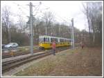 Abschied von der Straenbahnlinie 15 der Stuttgarter Straenbahn am 08.12.2007, der letzte Zug der 15 nach Ruhbank mit den GT4-Triebwagen 416 und 422 kurz vor der Einfahrt in die Wendeschleife der Endhaltestelle. Hunderte von Straenbahnfreunden sumten trotz des nicht gerade guten Fotowetters die Strecke.