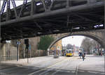 Unter Bahnbrücken -

Straßenbahn in der Haltestelle Nordbahnhof in Stuttgart. 

22.03.2005 (M)