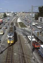 Stuttgart SSB SL 1 (Maschinenfabrik Esslingen-GT4 443) im Juli 1979: Der Zug ist eben über die König-Karls-Brücke gefahren und nähert sich der Haltestelle Mineralbäder. - Scan eines Diapositivs. Film: Kodak Ektachrome. Kamera: Leica CL.