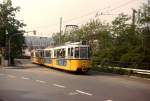 Aus Feuerbach kommend fährt GT4 496 mit einem weiteren GT4 im Mai 1978 in Richtung Pragsattel, im Hintergrund der Bahnhof Feuerbach