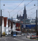 Ulms neue Straßenbahnlinie -    Avenio M im steilen Mähringer Weg hinauf zum Science Park II auf dem Eselsberg.