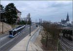 Ulms neue Straßenbahnlinie 2 -    Eine Combino-Straßenbahn in der Kienlesbergstraße, oberhalb der ausgedehnten DB-Gleisanlagen.