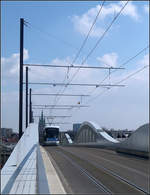 Zwischen den Bögen -    Blick vom Westkopf auf die Kienlesbergbrücke zwischen deren ungewöhnlichen Brückenbögen eine Avenio M-Straßenbahn in Richtung Science Park II