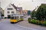 Dies war die enge Wendeschleife der Ulmer Straßenbahn in Söflingen. Ein Wagen der Baureihe GT 4, TW 11, ist hier unterwegs. Das Foto entstand am 29.09.1984.