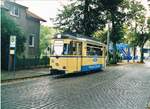 Woltersdorfer Straßenbahn__Tw 30 [T57M; VEG Gotha 1960; 1977 ex Schwerin] an der Endstation 'Woltersdorf Schleuse'. Im Hintergrund blau : Fußgängersteg und Hubbrücke.__09-2002