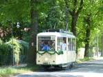 Wagen 7 der Woltersdorfer Straßenbahn ist anlässlich des 100-jährigen Bestehens in der Berliner Straße unterwegs.