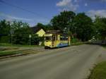 An der Woltersdorfer Kreuzung Berliner Strae/Robert-Koch-Strae konnte am 27.05.2013, der ebenfalls noch festlich geschmckte, Tw 32 auf seiner Fahrt zum S-Bahnhof Rahnsdorf bei bestem Licht