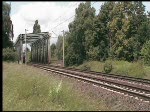 Straenbahn auf der  Schnellfahrstrecke  zwischen Rahnsdorf und Woltersdorf. Im Walde drfen sie auf 60 km/h aufdrehen.
29.6.03