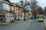 Gegenüber vom Cafe Knappe wartet Tw 32 an der Endhaltestelle Woltersdorf Schleuse auf Fahrgäste (20.11.2015)