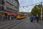 GTW-8D 244 der Würzburger Straßenbahn hat am 20.10.2023 gerade den Hauptbahnhof verlassen und den Weg nach Zellerau fortgesetzt.